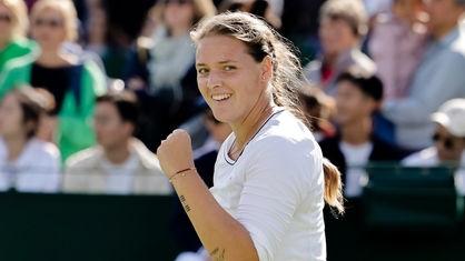 Jule Niemeier freut sich über ihren Sieg in Wimbledon.