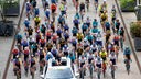 Neutralisierter Start der Profiteams bei dem Radrennen "Rund um Köln" im Rheinauhafen