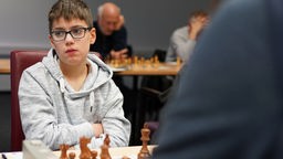 Schachspieler Hussain Besou am Brett