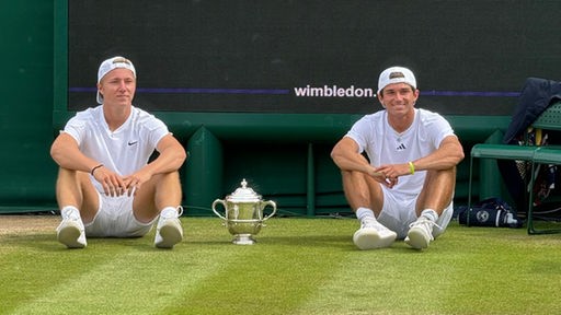 Max Schönhaus (l.) und Alexander Razeghi nach ihrem Wimbledonsieg.