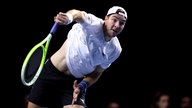 Tennis-Profi Jan-Lennard-Struff beim Aufschlag.