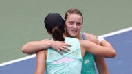 Jule Niemeier umarmt Iga Swaitek nachdem ihrer Niederlage bei den US Open