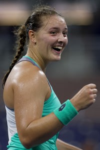 Die deutsche Tennisspielerin Jule Niemeier feiert ihren Sieg gegen Sofia Kenin in der ersten Runde der US Open.