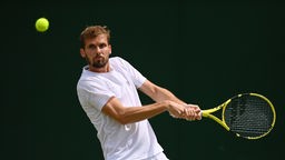 Der Kölner Tennis-Profi Oscar Otte retourniert den Ball beim Rasenturnier in Wimbledon