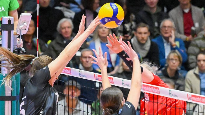 Spielsituation am Netz in der Volleyball-Frauen-Bundesliga