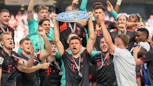 Bayern München feiert mit Meisterschale