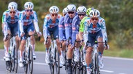 Das Peloton beim Münsterland Giro, vorne fährt Alexander Edmonson vom Team DSM-Firmenich PostNL