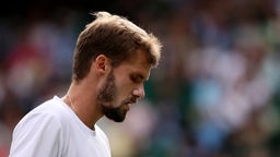 Der Kölner Tennis-Profi Oscar Otte schaut im Wimbledon-Match gegen Carlos Alcaraz enttäuscht zu Boden 