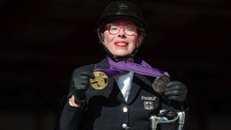 Die deutsche Para-Dressurreiterin Heidemarie Dresing posiert mit ihren Medaillen. 