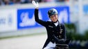 Die deutsche Reiterin Ingrid Klimke auf dem Pferd "Franziskus" reitet durch den Parcours