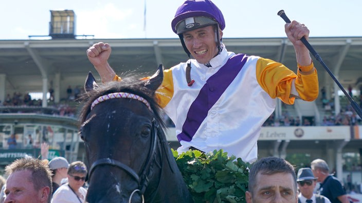 Jockey Bauyrzhan Murzabayev jubelt nach dem Derby-Sieg auf seinem Pferd Sammarco.