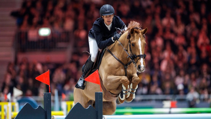 Der schwedische Top-Springreiter Henrik von Eckermann auf seinem Pferd King Edward.