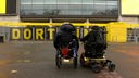 Zwei Rollstuhlfahrer vor dem Stadion in Dortmund
