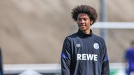 Sidi Sané, jüngerer Bruder von Bayern-Star Leroy Sané, steht auf dem Schalker Traininsplatz