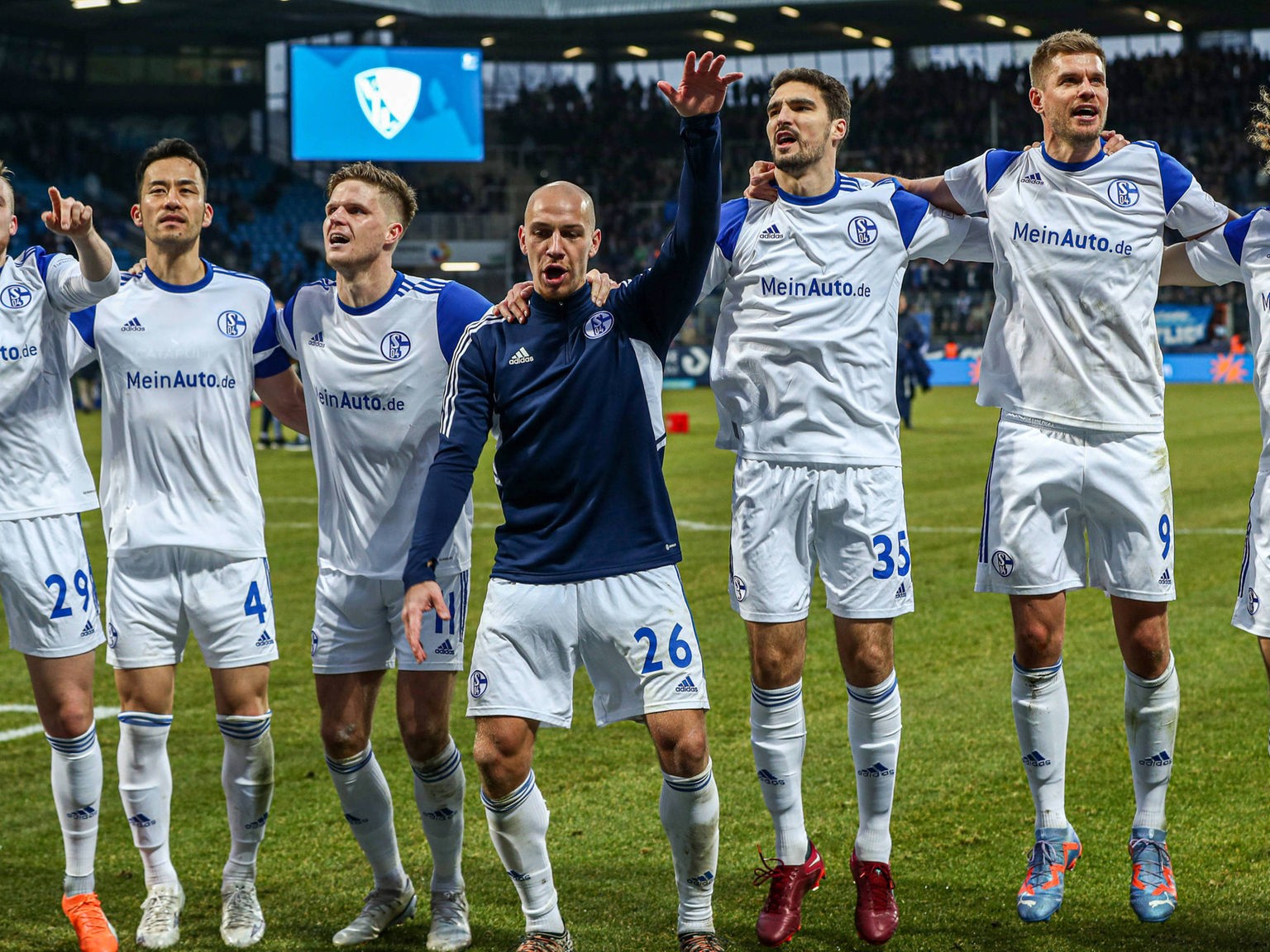 Fußball-Bundesliga Schalke 04 feierte den Derby-Sieg beim VfL Bochum - Fußball - Sport