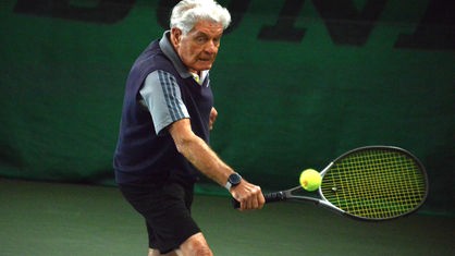 Ein Tennisspieler schlägt den Ball