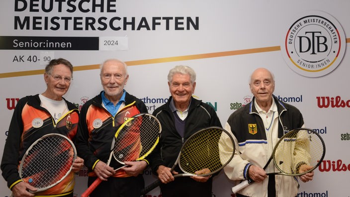 Die Teilnehmer der Altersklasse Herren 90 (v.l.n.r.): Herbert Althaus, Werner Marx , Franz  Schlüter, Gerhard Walkerling