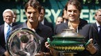 Rekordsieger Roger Federer (l.) verlor nur selten in Halle. 2012 unterlag der Schweizer aber im Finale gegen Tommy Haas.