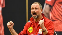 Borussia Düsseldorfs Tischtennis-Cheftrainer Danny Heister ballt jubelnd die Fäuste