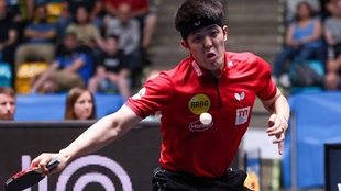 Tischtennisspieler Dang Qiu schlägt eine Vorhand