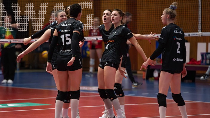 Die Spielerinnen des Volleyball-Bundesligisten Ladies in Black Aachen bejubeln einen Punktgewinn.