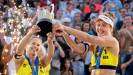 Svenja Müller (links) und Cinja Tillmann freuen sich über den Gewinn der Beachvolleyball-EM.