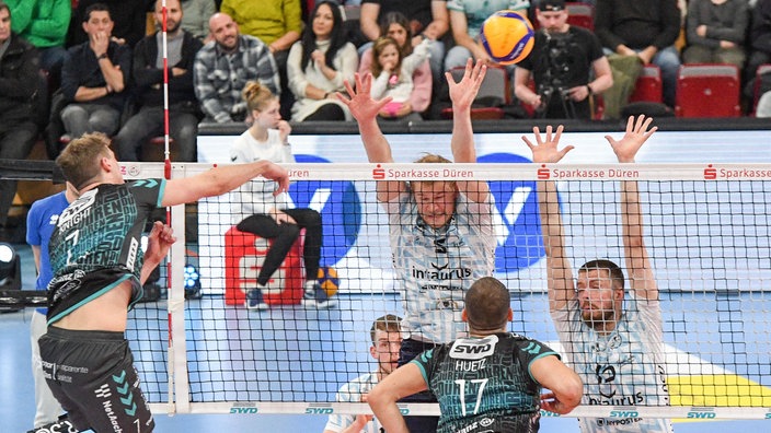 Alex Knight (l.) von den Powervolleys Düren schmettert einen Ball im Spiel gegen den ASV Dachau.