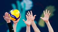 Volleyball wird am Netz geblockt (Symbolbild)