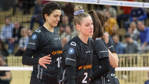 Enttäuscht: Sophia Fallah (rechts) und Luisa Keller (links/Nr. 15) von den Ladies in Black Aachen.