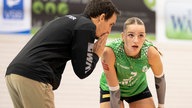 Elena Kömmling vom USC Münster im Gespräch mit ihrem Trainer Matthias Pack