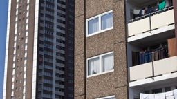sozialer WoBau Köln-Meschenich: graue Hochhäuser mit Balkonen.