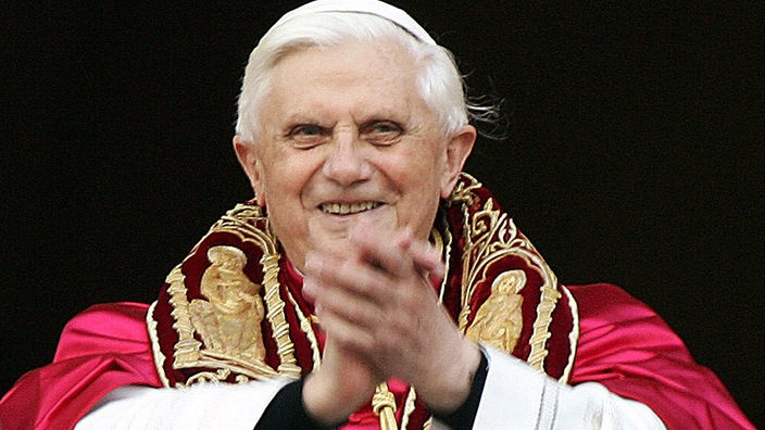 Papst Benedikt XVI. (Joseph Ratzinger) grüßt am 19.04.2005 nach seiner Wahl zum Papst auf dem Balkon die Gläubigen auf dem Petersplatz in Rom