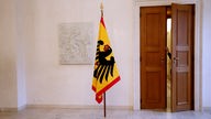 Die Standarte des Bundespräsidenten steht  im Schloss Bellevue in Berlin vor dessen Amtszimmer