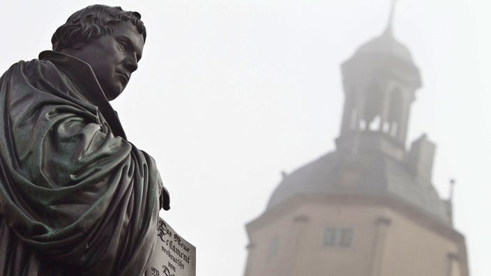 Gusseisernes Denkmal für den Reformator Martin Luther auf dem Marktplatz von Wittenberg