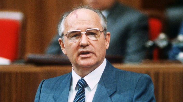 Michail Gorbatschow bei der Eröffnung der vom 28. Juni - 1. Juli 1988 tagenden Parteikonferenz der Kommunistischen Partei in Moskau.