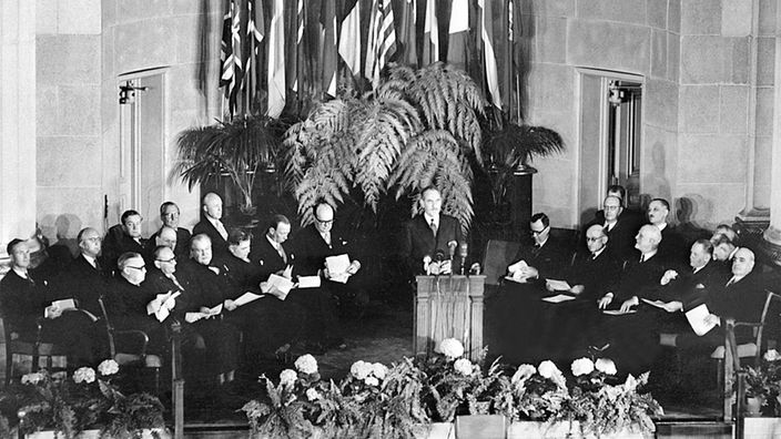 Unterzeichnungszeremonie des Nordatlantikpakts (NATO) am 4. April 1949 in Washington