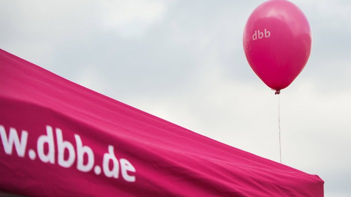 Luftballon an einem Infostand des Deutschen Beamtenbundes (DBB)