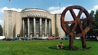 Gebäude der Volksbühne Berlin am Rosa-Luxemburg-Platz in Berlin-Mitte