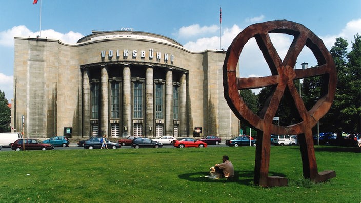 Gebäude der Volksbühne Berlin am Rosa-Luxemburg-Platz in Berlin-Mitte