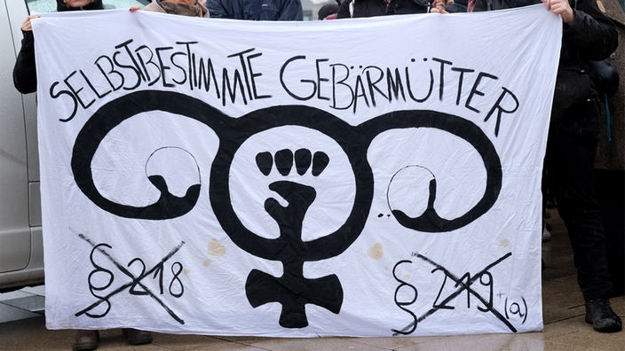 Teilnehmerinnen einer Demonstration gegen die Paragraphen 218 und 219a, die Schwangerschaftsabbrüche und das Werbeverbot dafür regeln
