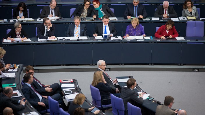 Parlamentarische Staatssekretäre vertreten am 24.02.2016 im Bundestag in Berlin die Bundesminister auf der Regierungsbank