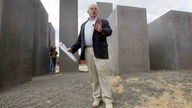 US-Architekt Peter Eisenman steht vor den ersten Stelen des Holocaust-Mahnmals in Berlin