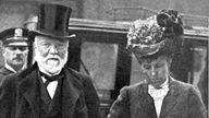 Us-Industrieller Andrew Carnegie mit Ehefrau um 1900 vor einem Automobil