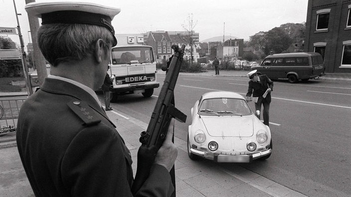 Schwerbewaffnete Polizisten kontrollieren 1977 bei einer Ringfahndung nach den Mördern von Hanns Martin Schleyer in Bonn-Bad Godesberg