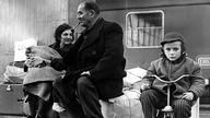 Griechische "Gastarbeiter"-Familie bei der Ankunft am Münchner Hauptbahnhof 1965