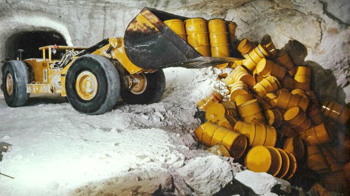 Fässer mit radioaktivem Atommüll werden in Remlingen (Kreis Wolfenbüttel) im ehemaligen Bergwerk Asse in eine Einlagerungskammer gekippt (Foto undatiert)