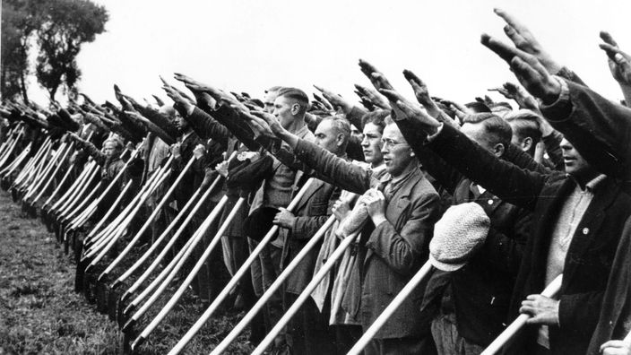 Zum Autobahnbau eingeteilte Arbeiter mit Schaufeln beim Hitler-Gruß, August 1934