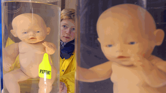 Babypuppen in Gläsern mit Label "Patent" / Greenpeace-Protestaktion 2003