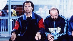 Teamchef Franz Beckenbauer 1984 auf der Trainerbank neben Co-Trainer Horst Köppel