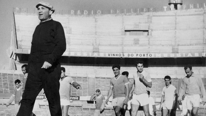Fußballtrainer Bela Guttmann mit Spielern von Benfica Lissabon, 1962